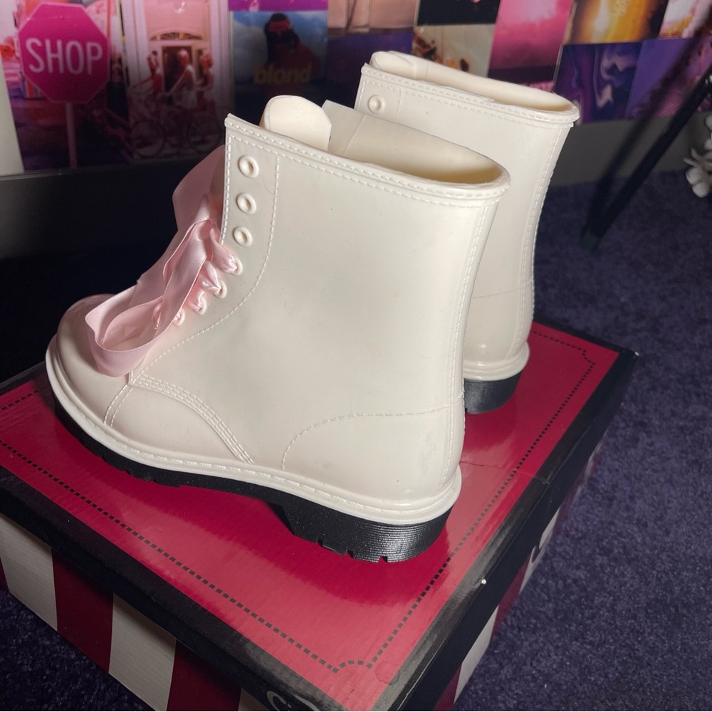 Boots - Picture 7 of 10